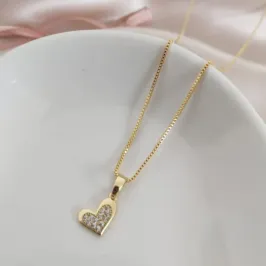 COLAR COM PINGENTE DE CORAÇÃO CRAVEJADO EM MICRO ZIRCONIA