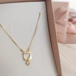 COLAR COM PLACA QUADRADA E CORAÇÃO VAZADO MAIS PONTO DE LUZ