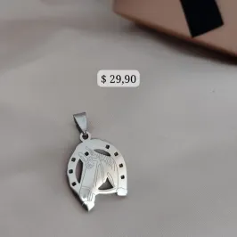 PINGENTE MASCULINO FERRADURA COM CAVALO