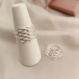 ANEL COM A PARTE DE CIMA TODO ONDULADO LISO VAZADO