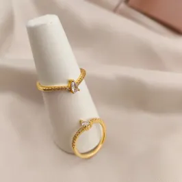 ANEL COM UMA GOTA DE ZIRCONIA CRAVEJADO EM MICRO ZIRCONIA