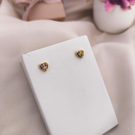 BRINCO DE CORAÇÃO CRAVEJADO COM PEDRAS DE ZIRCONIA COLORIDAS