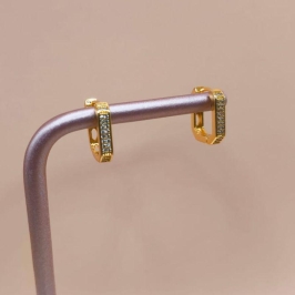 ARGOLA RETANGULAR CRAVEJADA EM MICRO ZIRCONIA NA FRENTE