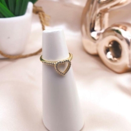 ANEL COM CORAÇÃO VAZADO CARAVEJADO EM MICRO ZIRCONIA