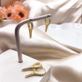 ARGOLA EM FORMA DE FIXADOR CRAVEJADO EM MICRO ZIRCONIA