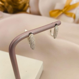 ARGOLA OVAL CRAVEJADO EM MICRO ZIRCONIA