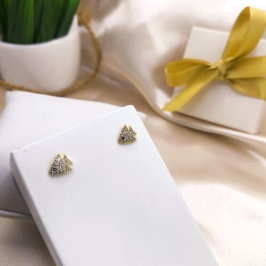 BRINCO EM FORMA DE ESCUDO CRAVEJADO EM MICRO ZIRCONIA