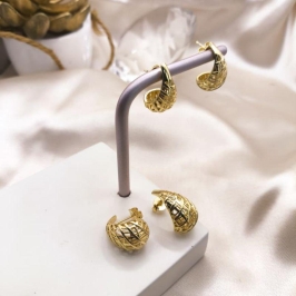 BRINCO EM FORMA DE GOTA LISTRADA VAZADA LISA