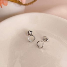 BRINCO REDONDO CRAVEJADO EM MICRO ZIRCONIA EM BAIXO