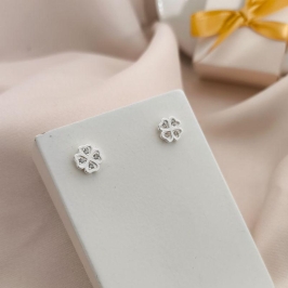 BRINCO TREVO DE 4 FOLHAS COM PEDRAS EM MICRO ZIRCONIA