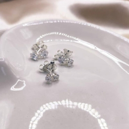 BRINCO TRIO EM FORMA DE FLOR ZIRCONIA