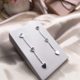 BRINCO VENEZIANA COM 3 CORAÇÕES LIGADOS PENDURADOS