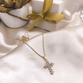 COLAR COM CRUZ CRAVEJADO EM MICRO ZIRCONIA VAZADA