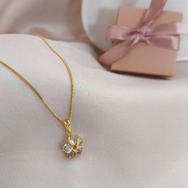 COLAR COM FLOR E COM 5 PEDRAS DE ZIRCONIA