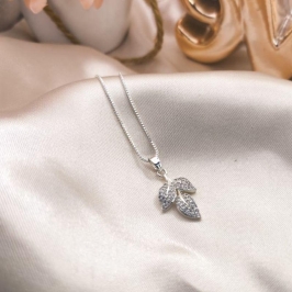 COLAR COM PINGENTE 3 FOLHAS CRAVEJADO EM MICRO ZIRCONIA
