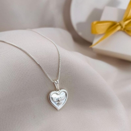 COLAR DE CORAÇÃO COM ESPIRITO SANTO NO MEIO