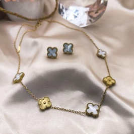 CONJUNTO COM TREVO BRANCO E DOURADO