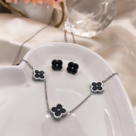 CONJUNTO COM TREVO PRETO COM PONTO DE AÇO NO MEIO