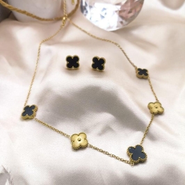 CONJUNTO COM TREVO PRETO E DOURADO