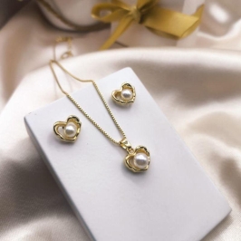 CONJUNTO CORAÇÃO VAZADO COM PEROLA NO MEIO