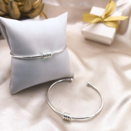 BRACELETE COM FIO ENRROLADO NO MEIO E ESFERAS NAS PONTAS