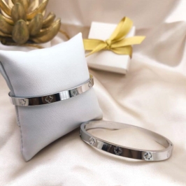 BRACELETE COM TREVO CRAVADO LISO