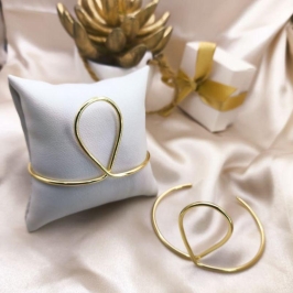 BRACELETE CURVADO NO MEIO EM FORMA DE GOTA