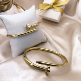 BRACELETE PREGO NA PONTA UM TREVO