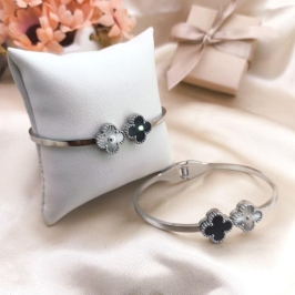 BRACELETE TREVO EM AÇO E PRETO