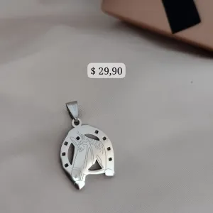 PINGENTE MASCULINO FERRADURA COM CAVALO