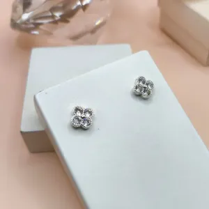 BRINCO TREVO DE 4 FOLHAS PEDRAS EM ZIRCONIA