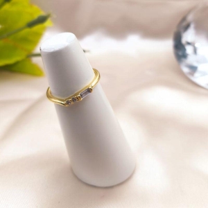 ANEL COM 1 PEDRA RETANGULAS E 2 PEDRAS DE ZIRCONA