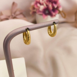 ARGOLA EM FORMA DE GOTA TODA LISTRADA EM DIAGONAL