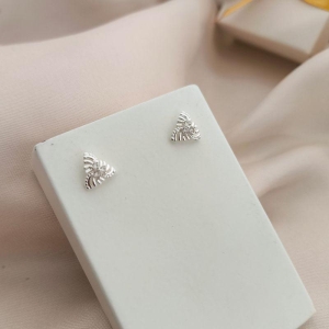 BRINCO TRIANGULO COM 3 PEDRAS DE ZIRCONIA NO MEIO