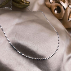 CHOKER COM INI PLAQUINHAS REDODAS CHATADAS