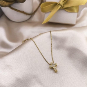 COLAR COM CRUZ PEQUENA CRAVEJADO EM MICRO ZIRCONIA