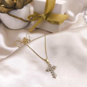 COLAR COM CRUZ CRAVEJADO EM MICRO ZIRCONIA VAZADA