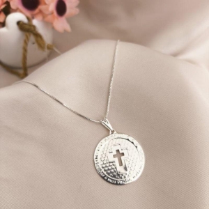 COLAR COM PINGENTE REDONDE E CRUZ NO MEIO VAZADO