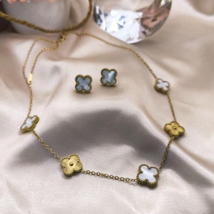 CONJUNTO COM TREVO BRANCO E DOURADO