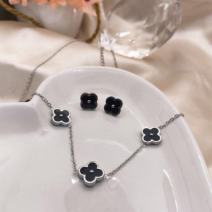 CONJUNTO COM TREVO PRETO COM PONTO DE AÇO NO MEIO