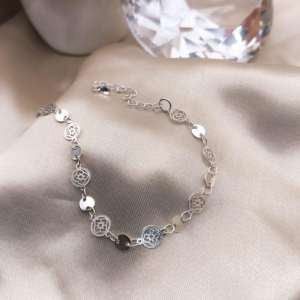 PULSEIRA COM PLASCAS REDONDAS LISAS E VAZADAS DETALHADAS