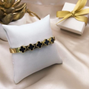 BRACELETE COM 5 TREVOS PRETOS