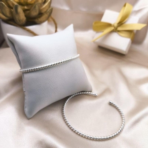 BRACELETE FIO TRANÇADO COM ESFERAS NAS PONTAS