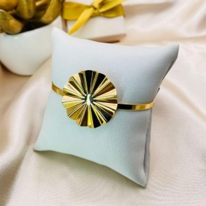 BRACELETE LISO CHATADO COM FLOR REDONDA ONDULADA