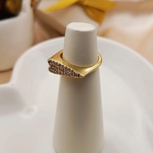 ANEL COM CORAÇÃO DE LADO CRAVEJADO EM MICRO ZIRCONIA