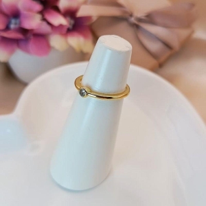 ANEL COM PEDRA SOLITÁRIA BAIXA