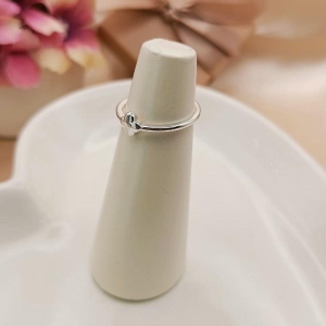 ANEL COM TREVO PEQUENO LISO