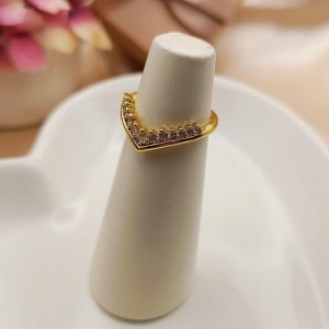 ANEL EM FORMA DE V ABERTO CRAVEJADO EM MICRO ZIRCONIA