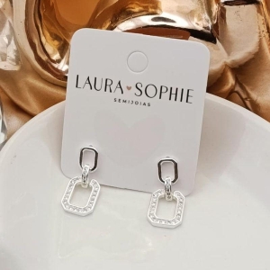 BRINCO COM 2 QUADRADOS LISO E CRAVEJADO VAZADOS