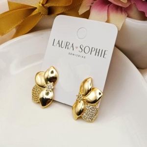 BRINCO MEIA FLOR LISA E CRAVEJADA EM MICRO ZIRCONIA